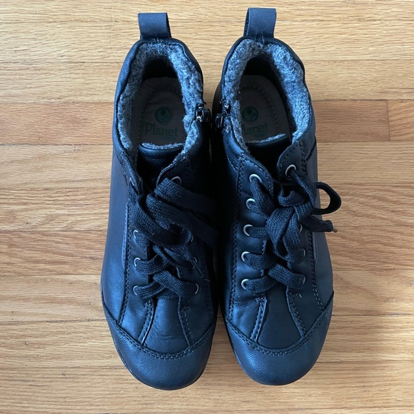 Planet Black Leather Sneaker. Size 8. - Picture 9 of 9